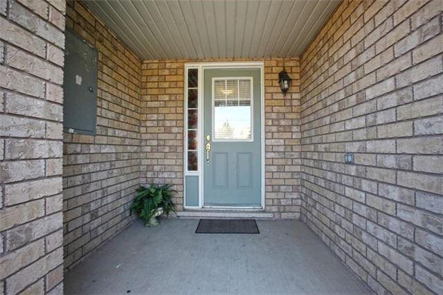 87 Decker Hollow Circ, House attached with 3 bedrooms, 3 bathrooms and 2 parking in Brampton ON | Image 2