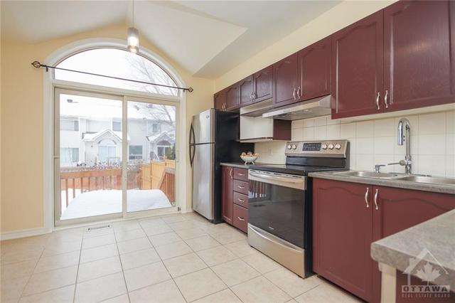 7 Deerchase Court, Townhouse with 3 bedrooms, 3 bathrooms and 2 parking in Ottawa ON | Image 5