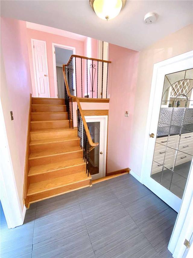 (upper) - 2 Corton Gate, House detached with 3 bedrooms, 2 bathrooms and 1 parking in Toronto ON | Image 10