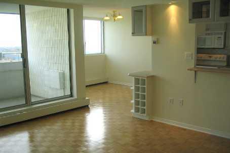 802 - 530 Lolita Gdns, Condo with 2 bedrooms, 1 bathrooms and 1 parking in Mississauga ON | Image 7