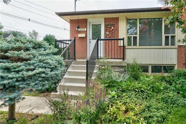2402 Belyea St, House semidetached with 3 bedrooms, 2 bathrooms and 5 parking in Oakville ON | Image 3