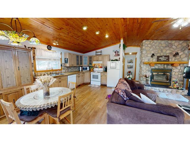 4982 Spur Road, House detached with 3 bedrooms, 2 bathrooms and null parking in East Kootenay G BC | Image 5