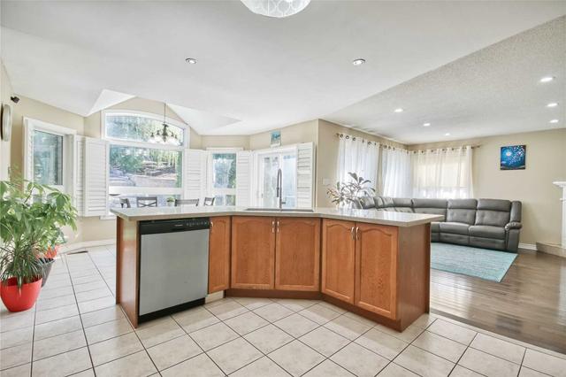 1527 Clearbrook Dr, House detached with 4 bedrooms, 4 bathrooms and 2 parking in Oshawa ON | Image 2