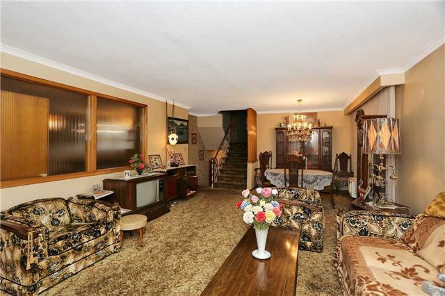 27 Hartsdale Dr, House detached with 3 bedrooms, 3 bathrooms and 4 parking in Toronto ON | Image 2