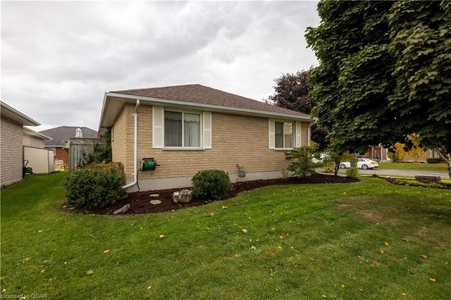 2 Oak Ridge Boulevard, House detached with 6 bedrooms, 2 bathrooms and 5 parking in Belleville ON | Image 16