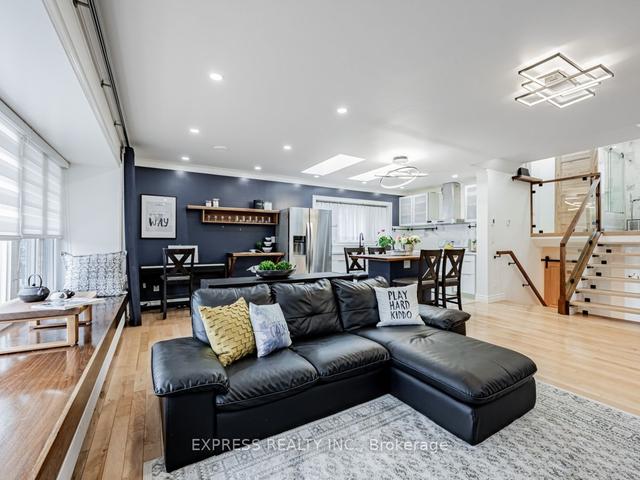 68 Shrewsbury Sq, House detached with 4 bedrooms, 2 bathrooms and 5 parking in Toronto ON | Image 3