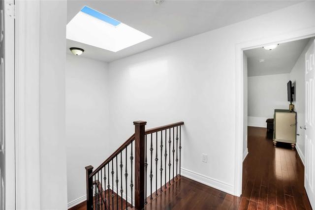 13 Lippincott St E, House attached with 5 bedrooms, 4 bathrooms and 1 parking in Toronto ON | Image 9