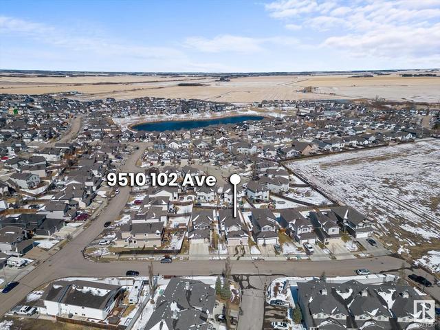 9510 102 Av, House detached with 6 bedrooms, 3 bathrooms and null parking in Morinville AB | Image 2