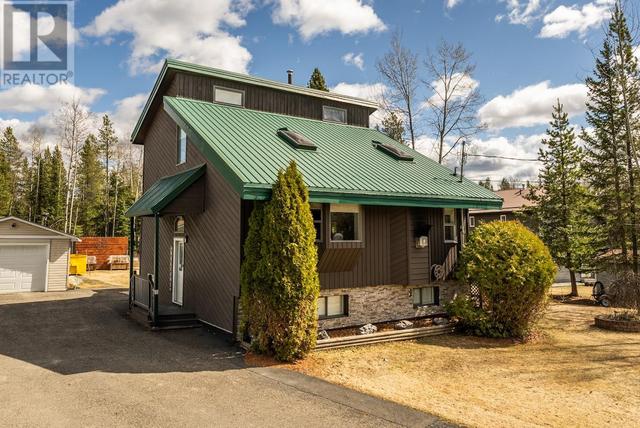 872 N Blackburn Road, House detached with 3 bedrooms, 3 bathrooms and null parking in Prince George BC | Image 2