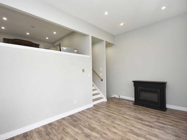 30 Darras Crt, Townhouse with 4 bedrooms, 2 bathrooms and 1 parking in Brampton ON | Image 3