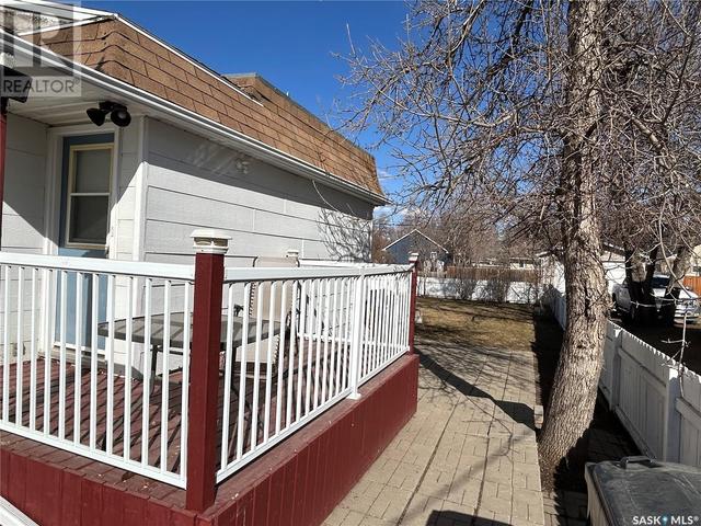 540 Alexandra Street, House detached with 3 bedrooms, 2 bathrooms and null parking in Weyburn SK | Image 3