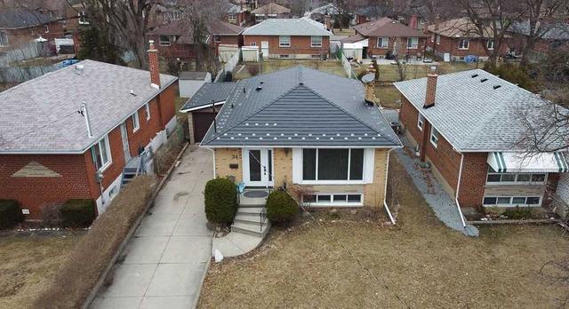 34 Waxham Rd, House detached with 3 bedrooms, 2 bathrooms and 4 parking in Toronto ON | Image 23