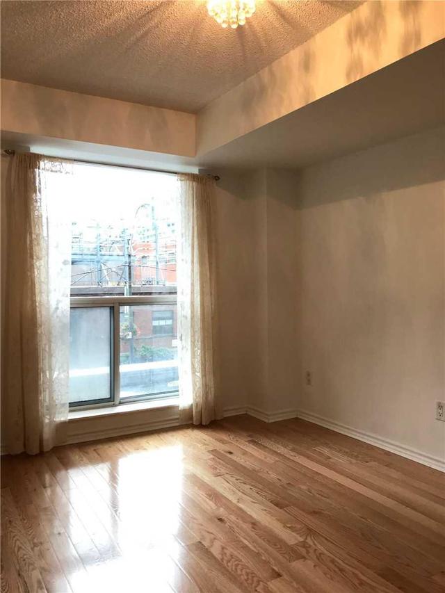 232 - 250 Wellington St W, Condo with 2 bedrooms, 1 bathrooms and 1 parking in Toronto ON | Image 6