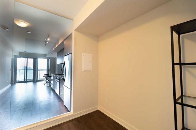 1711 - 2 Sonic Way, Condo with 1 bedrooms, 2 bathrooms and 0 parking in Toronto ON | Image 2