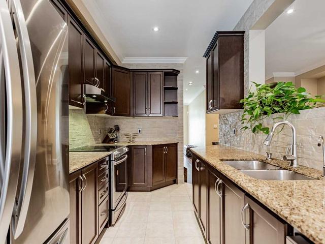 94 Collin Crt, House attached with 3 bedrooms, 3 bathrooms and 3 parking in Richmond Hill ON | Image 4