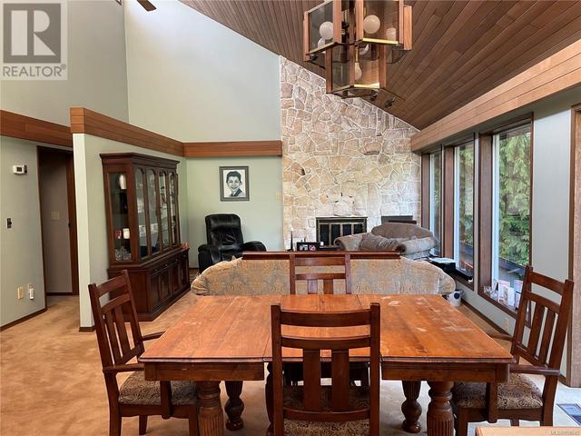 Dining, living with vaulted ceiling | Image 9