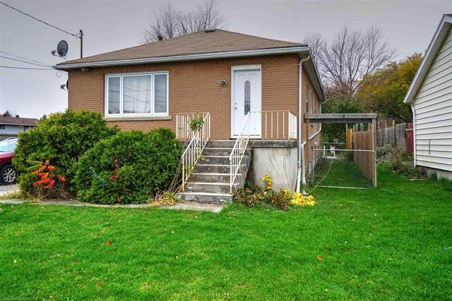 1152 Montreal Street, House detached with 5 bedrooms, 2 bathrooms and 4 parking in Kingston ON | Image 4