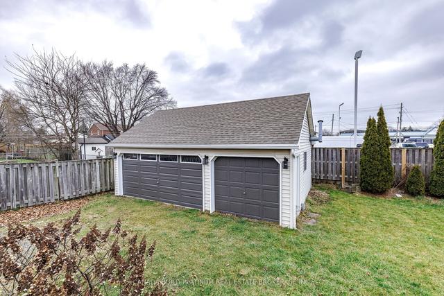 7156 Warden Ave E, House detached with 3 bedrooms, 1 bathrooms and 7 parking in Niagara Falls ON | Image 2
