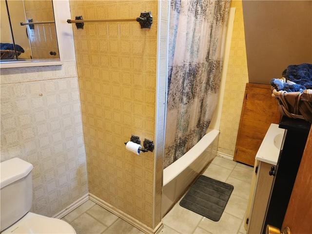 Main floor Bathroom | Image 2