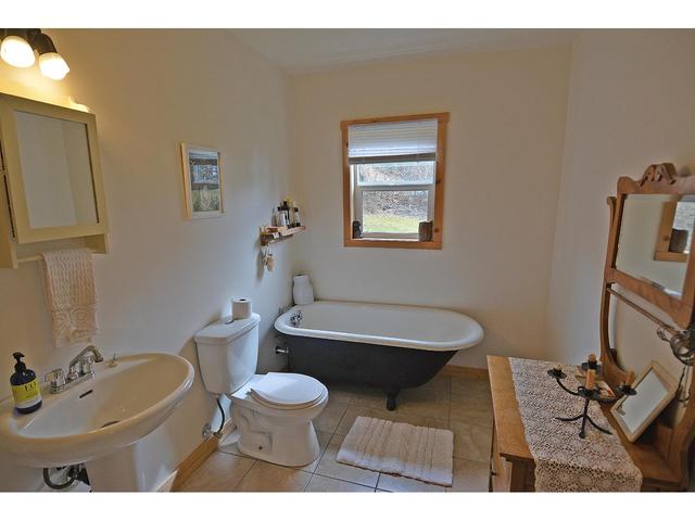 124 Lake Avenue, House detached with 3 bedrooms, 2 bathrooms and null parking in Silverton BC | Image 19