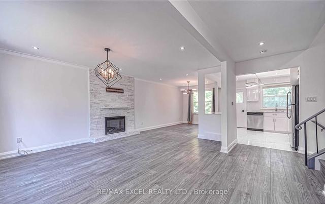38 Centre Ave, House detached with 5 bedrooms, 2 bathrooms and 5 parking in Toronto ON | Image 8