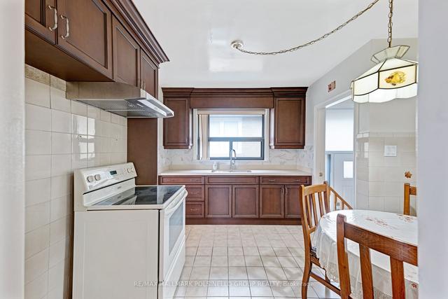 11 Hibiscus Crt, House detached with 3 bedrooms, 2 bathrooms and 8 parking in Toronto ON | Image 3