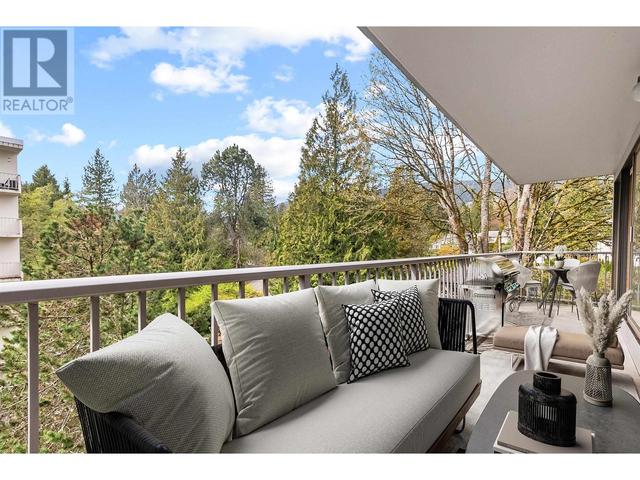 502 - 1745 Esquimalt Avenue, Condo with 2 bedrooms, 2 bathrooms and 1 parking in West Vancouver BC | Image 2