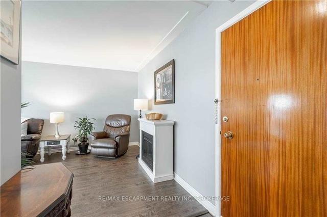 209 - 11 Woodman Dr S, Condo with 1 bedrooms, 1 bathrooms and 1 parking in Hamilton ON | Image 2