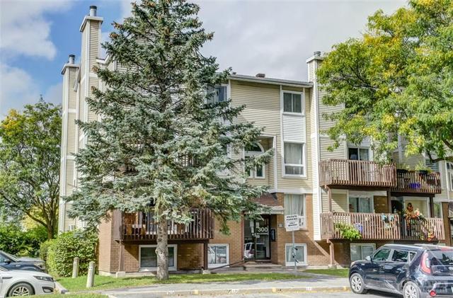 1 - 300 Fenerty Court, House attached with 3 bedrooms, 2 bathrooms and 1 parking in Ottawa ON | Image 2
