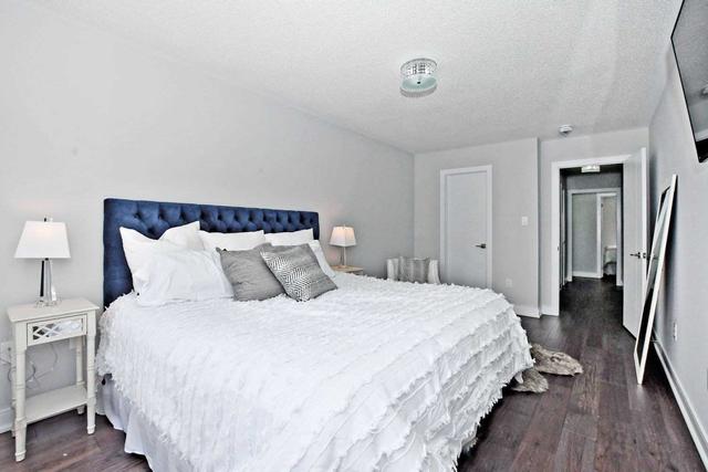1208 Beachcomber Rd, House attached with 3 bedrooms, 4 bathrooms and 2 parking in Mississauga ON | Image 2