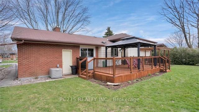 74 Larkspur Cres, House detached with 4 bedrooms, 2 bathrooms and 7 parking in London ON | Image 32
