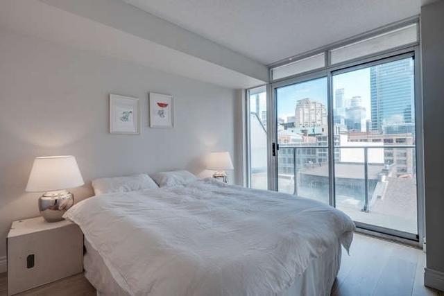 629 - 21 Nelson St, Condo with 2 bedrooms, 2 bathrooms and 0 parking in Toronto ON | Image 3