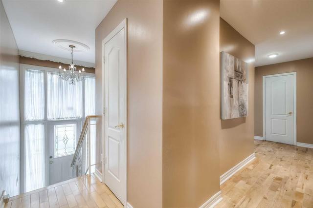 128 Marla Crt, House detached with 3 bedrooms, 3 bathrooms and 4 parking in Richmond Hill ON | Image 3