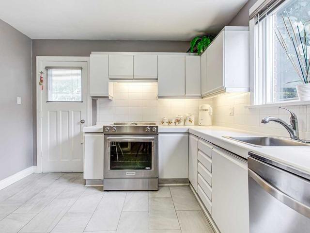 39 Lynnhaven Rd, House detached with 3 bedrooms, 2 bathrooms and 6 parking in Toronto ON | Image 4