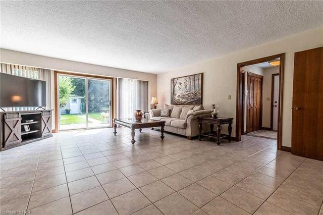 29 Meadowbrook Cres, House detached with 4 bedrooms, 3 bathrooms and 6 parking in St. Catharines ON | Image 15