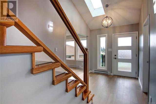 1265 Tall Tree Pl, House detached with 4 bedrooms, 4 bathrooms and 5 parking in Saanich BC | Image 4