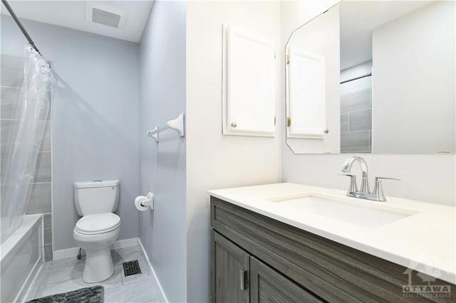 1804 Hennessy Crescent, Townhouse with 3 bedrooms, 2 bathrooms and 3 parking in Ottawa ON | Image 14
