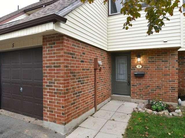28 Donald St, Townhouse with 3 bedrooms, 2 bathrooms and 1 parking in Barrie ON | Image 2