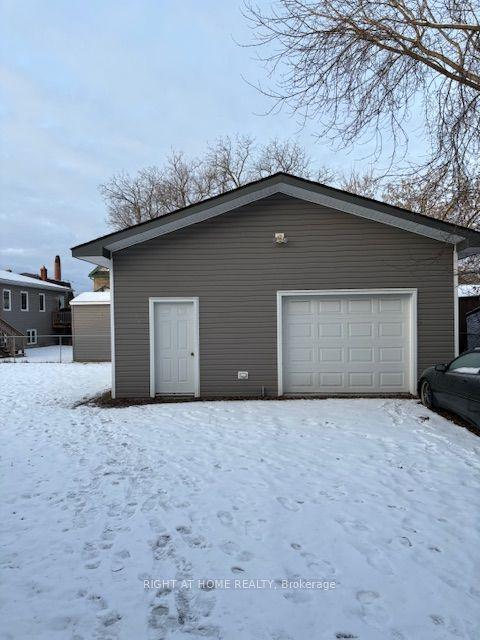 153 Park Pl, House detached with 3 bedrooms, 2 bathrooms and 6 parking in Peterborough ON | Image 3
