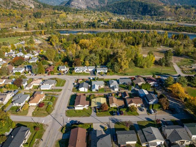 608 6th Avenue, House detached with 4 bedrooms, 2 bathrooms and 6 parking in Castlegar BC | Image 5