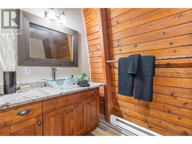 7456 Anglemont Way, House detached with 2 bedrooms, 2 bathrooms and 6 parking in Columbia Shuswap F BC | Image 27