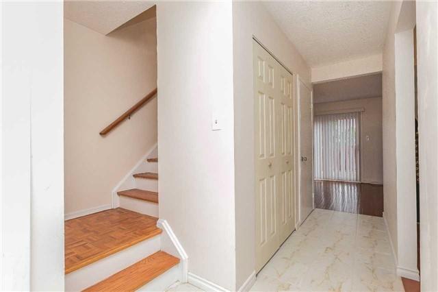 801 Military Tr, Townhouse with 3 bedrooms, 3 bathrooms and 1 parking in Toronto ON | Image 2
