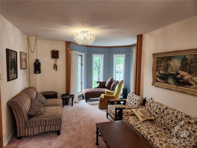 54 Huntsman Crescent, House detached with 5 bedrooms, 4 bathrooms and 6 parking in Ottawa ON | Image 3