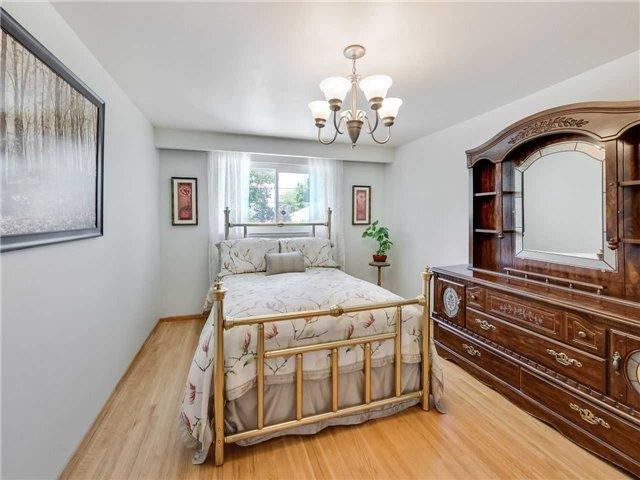 6 Avonmore Sq, House detached with 3 bedrooms, 2 bathrooms and 3 parking in Toronto ON | Image 13