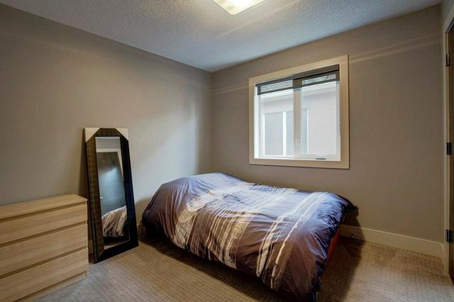 2430 31 Avenue Sw, Home with 3 bedrooms, 2 bathrooms and 2 parking in Calgary AB | Image 20