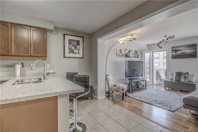 81 Mendelssohn St, House attached with 3 bedrooms, 2 bathrooms and 1 parking in Toronto ON | Image 3