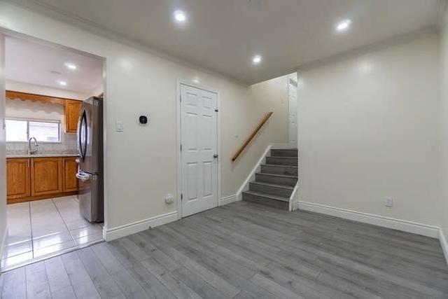 6820 Darcel Ave, House semidetached with 3 bedrooms, 1 bathrooms and 3 parking in Mississauga ON | Image 2