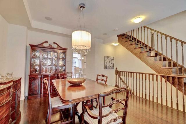 1994 Oana Dr, Townhouse with 2 bedrooms, 3 bathrooms and 2 parking in Mississauga ON | Image 2