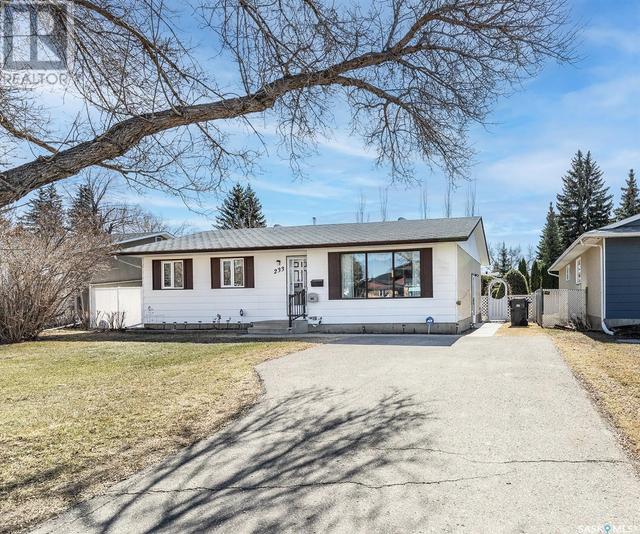 233 Assiniboine Drive, House detached with 4 bedrooms, 2 bathrooms and null parking in Saskatoon SK | Image 2