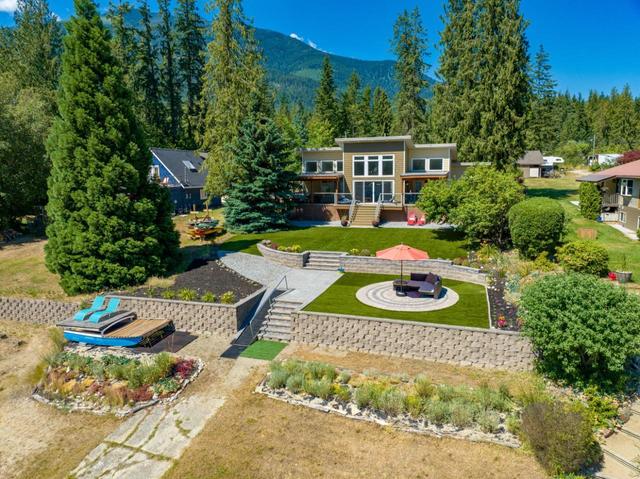 8334 Busk Road, House detached with 2 bedrooms, 2 bathrooms and 10 parking in Central Kootenay E BC | Image 2